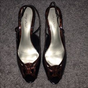 Dark patterned low pumps